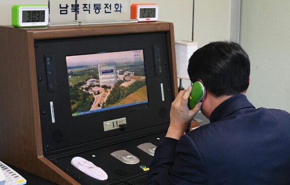 2018년 1월 3일 판문점 공동경비구역 내 연락사무소에서 우리측 연락관이 북측과 통화를 위해 남북직통 전화를 점검하는 모습. 사진=연합뉴스