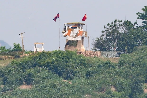 북한 초소에서 북한군이 남측을 바라보고 있다. 사진=연합뉴스