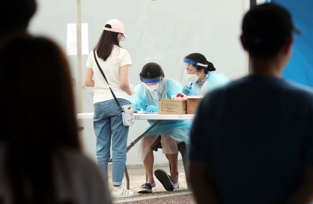  수도권지역에 신종 코로나바이러스 감염증(코로나19) 확진자가 발생한 10일 오전 경기도 부천시 춘의동 부천종합운동장 부설 주차장에 마련된 선별진료소에서 한 시민이 검체 검사를 받고 있다. 사진=연합뉴스