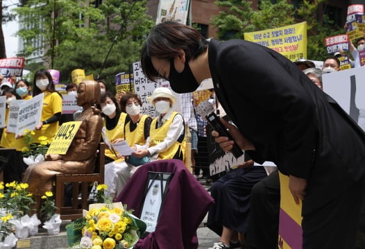 고개숙여 인사하는 이나영 이사장/사진=연합뉴스