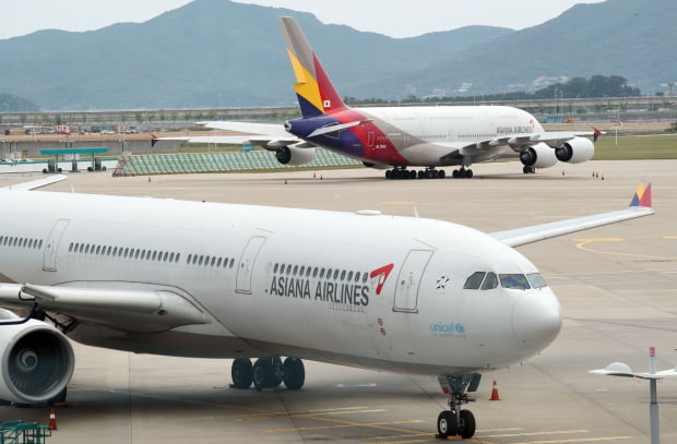 10일 인천국제공항 1터미널 계류장에 아시아나항공 여객기가 멈춰 서 있다. 사진=연합뉴스