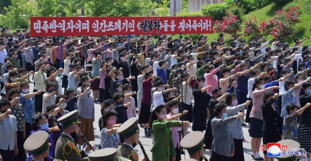 북한 조선사회주의여성동맹(여맹) 간부들과 여맹원들의 대북전단 살포 항의 군중집회.(사진=평양 조선중앙통신=연합뉴스)