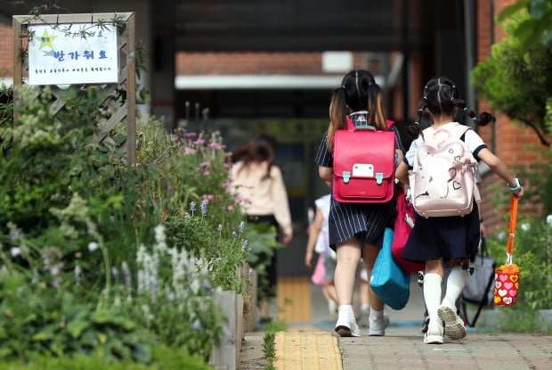 경기 부천지역 특수학교, 유치원, 초·중·고등학교(고3 제외) 등교 수업이 시작된 11일 오전 경기도 부천시 송내동 솔안초등학교에서 학생들이 등교하고 있다. 사진=연합뉴스