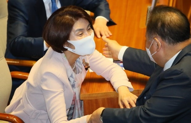 더불어민주당 한정애 의원이 보건복지위원장으로 선출돼 축하받고 있다. 사진=연합뉴스