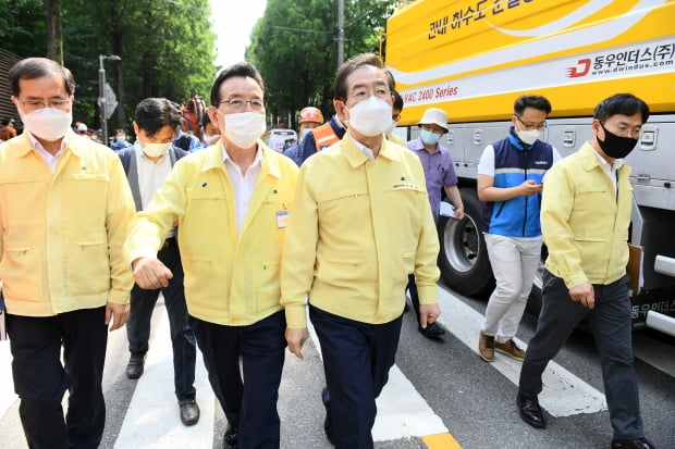 17일 서울 강남구 도곡동 빗물받이 공사장 맨홀 추락사고 현장을 둘러보고 있다.  사진=연합뉴스