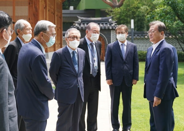 문재인 대통령이 17일 청와대 상춘재에서 전직 통일부 장관 및 원로들과 오찬에 앞서 대화하고 있다. 왼쪽 두번째부터 박재규, 이종석, 정세현 전 장관, 문정인 대통령 통일외교안보특보, 서훈 국가정보원장, 문 대통령. 사진=연합뉴스