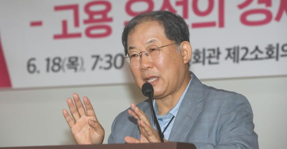 박병원 안민정책포럼 이사장이 18일 국회 의원회관에서 미래통합당 주최로 열린 ‘포스트코로나 경제위기 어떻게 극복할 것인가' 정책세미나에서 강연하고 있다.  /연합뉴스 