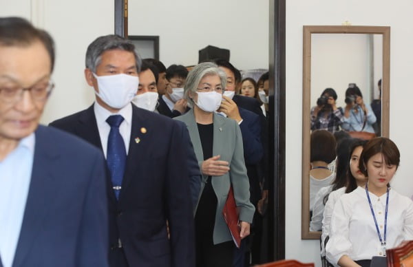 "우리가 부를 땐 안 오더니"…강경화‧정경두에 통합당 '부글'