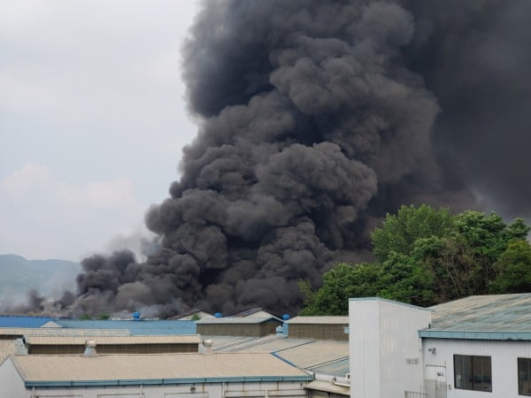 20일 오후 화재가 발생한 대전 대덕구 산업단지 내 한 공장에서 검은 연기가 치솟고 있다. 연합뉴스