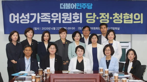 22일 국회 의원회관에서 열린 더불어민주당 여성가족위원회 당정청협의회에서 민주당 권인숙 여가위 간사 내정자(앞줄 오른쪽 두번째 부터), 정춘숙 여가위원장 내정자, 이정옥 여성가족부 장관, 김연명 청와대 사회수석 등이 기념촬영하고 있다. 사진=연합뉴스