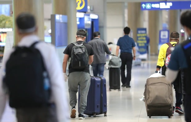 지난 23일 해외 입국자들이 인천국제공항을 나서고 있다. / 사진=연합뉴스