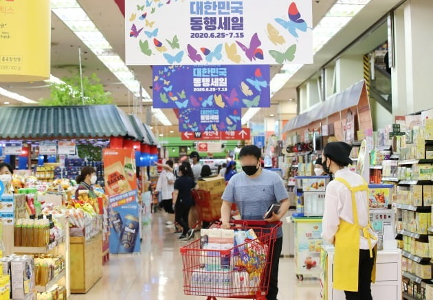 주요 유통사들이 소비 진작을 위해 대대적인 할인 행사를 펼치는 '대한민국 동행세일'이 26일부터 시작된다.  사진=연합뉴스