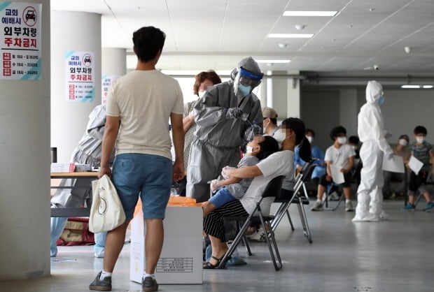 지난 26일 신종 코로나바이러스 감염증(코로나19) 확진자가 발생한 서울 관악구 왕성교회에 설치된 임시 선별진료소에서 교인들이 검체 채취를 받고 있다./사진=연합뉴스