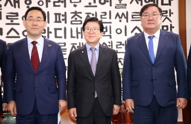 여야 원내대표는 박병성 국회의장 중재로 21대 원구성 막판 협상에 돌입했다. 사진은 지난 26일 박 의장과 김태년 더불어민주당 원내대표(오른쪽), 주호영 미래통합당 원내대표. /사진=연합뉴스