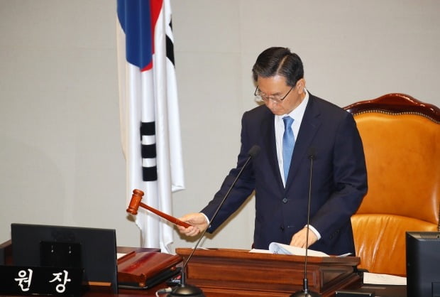 정성호 국회 예산결산특별위원장이 30일 국회에서 열린 예산결산특별위원회 전체회의에서 회의를 개의하고 있다. 사진=연합뉴스