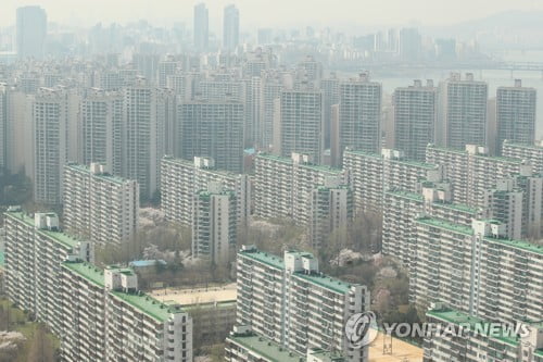 서울 아파트값 하락세 멈췄다…10주 만에 보합 전환