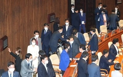 21대 국회 일단 출발…여야 시작부터 으르렁