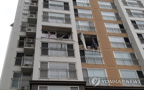 원주 아파트서 방화 추정 불…부부와 10대 아들 일가족 3명 사망