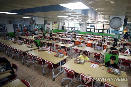 '아직도 불안하지만 모두 학교로'…순차적 등교 개학 마무리