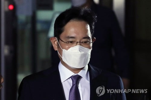 구속 면한 이재용, 소감 묻자 "늦게까지 고생하셨습니다"