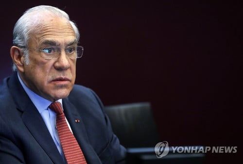 OECD "세계경제 곡예사 줄 위 신세…2차대전후 최악"