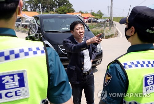 정부, 대북전단 단체 고발 초강수…교류협력법 적용은 '논란'