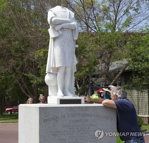 '머리 떨어지고 수몰되고'…미 콜럼버스 동상도 잇따라 훼손