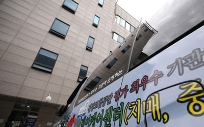 요양시설로 파고든 코로나19…"휠체어 등 공용물품 관리 미흡"