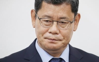 靑 "오늘 통일장관 사표수리 없다"…후임 임종석 이인영 거론