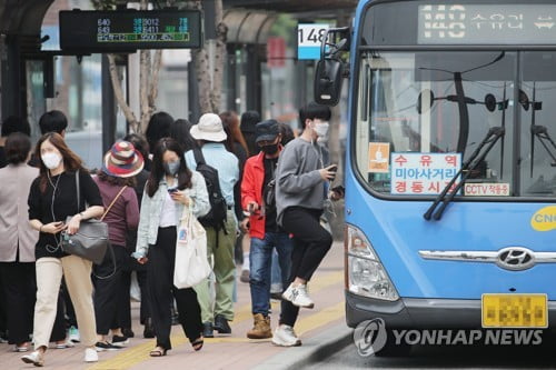 '마스크'로 버스기사 잇단 수난…착용 요구하면 주먹·욕설