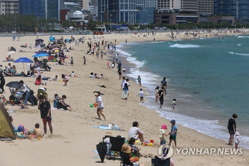 "제 발로 오는 피서객 막을 수도…" 해수욕장 거리두기 고민