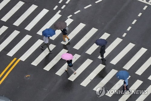 밤까지 강한 비 오다가 내일 점차 갠다