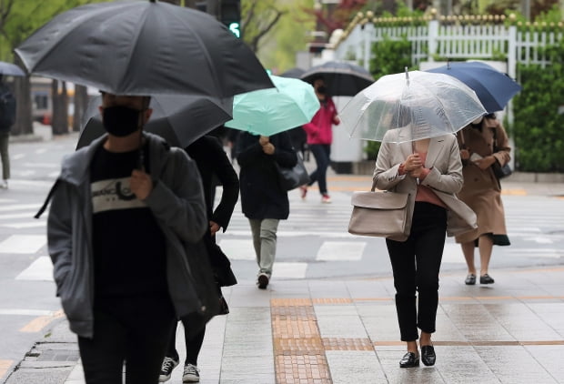 서울 세종로에서 마스크와 우산을 쓴 시민들이 출근길 발걸음을 재촉하고 있다. 사진=뉴스1