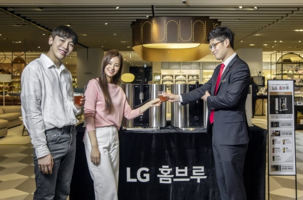 LG전자는 서울 강남구 강남본점에서는 매일, 매주 선정되는 8개 매장은 금요일부터 일요일까지 프리미엄 캡슐맥주제조기 'LG 홈브루'(LG HomeBrew)에서 갓 뽑아낸 맥주를 시음하는 이벤트를 진행한다/사진=뉴스1