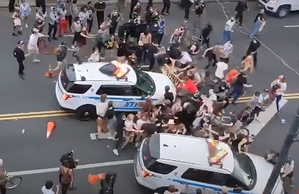 뉴욕경찰(NYPD) 차량 2대가 거리에서 흑인 사망 항의시위를 벌이는 군중들 한복판으로 직행하는 모습이 담긴 영상이 공개돼 논란이 일고 있다.
지난 30일(현지시간) CNN과 더 선은 뉴욕 브루클린에서 벌어진 흑인 남성 조지 플로이드의 사망에 항의하는 시위에서 뉴욕 경찰 차량 2대가 시위대를 밀고 가는 모습의 영상을 공개했다/사진=뉴스1