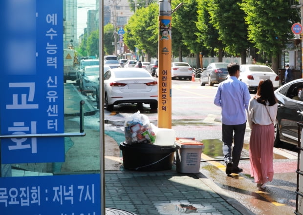 인천에서 신종 코로나바이러스 감염증(코로나19)추가 확진된 18명은 부평의 50대 여성 목사(인천 209번)와 접촉 후 감염된 것으로 조사됐다. 1일 인천시에 따르면 이날 미추홀구 8명, 부평구 6명, 연수구 1명, 중구 1명, 남동구 1명, 서구 1명 등 총 18명이 코로나19 확진 판정을 받았다. 다수의 확진자가 발생한 인천 미추홀구 한 교회의 모습. /사진=뉴스1