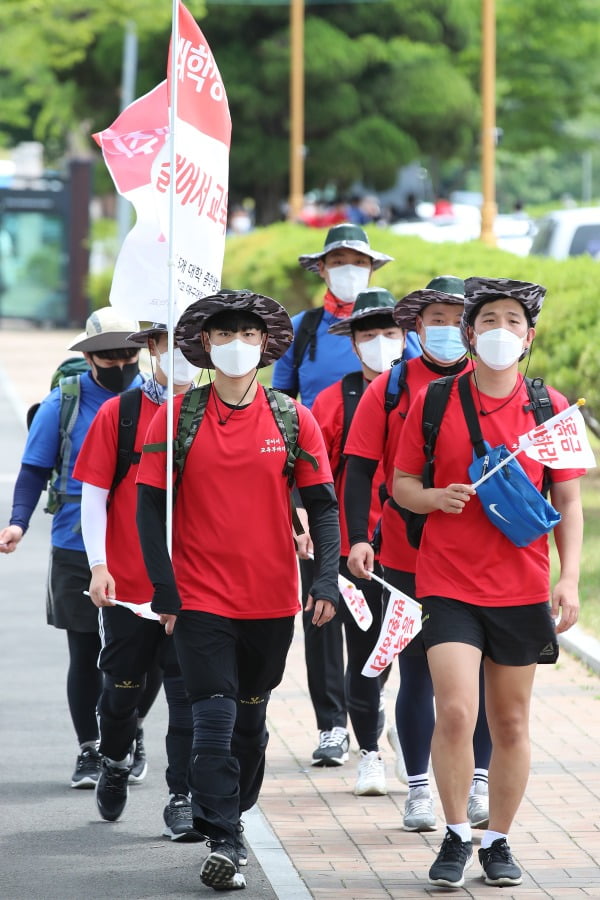 등록금 반환 요구 도보행진을 시작하는 경북 경산지역 5개 대학 총학생회장단이 지난 2일 오후 경산시청에서 정부세종청사 교육부를 향해 출발하고 있다. 이들은 출발에 앞선 기자회견에서 