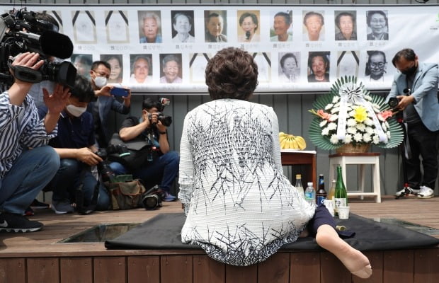 '대구·경북 일본군 위안부 피해자 추모의 날' 행사에 참석한 이용수 할머니가 먼저 세상을 떠난 할머니들 앞에서 울분을 토로하고 있다. 사진=뉴스1
