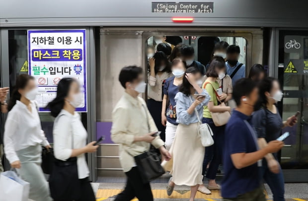 서울 종로구 지하철 5호선 광화문역에서 출근길 시민들이 발걸음을 재촉하고 있다. 사진=뉴스1
