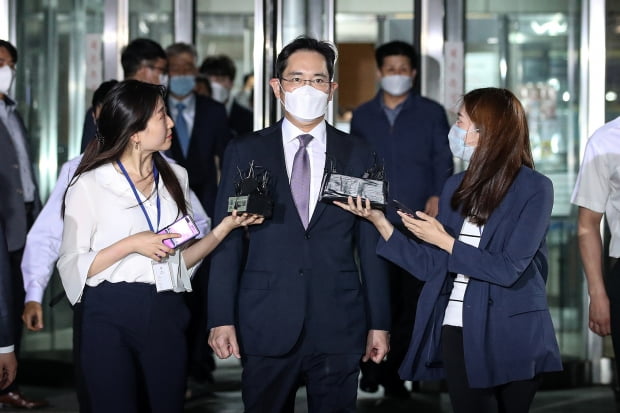 불법 경영승계 의혹을 받는 이재용 삼성전자 부회장이 지난 8일 오후 서울 서초구 서울중앙지방법원에서 열린 영장실질심사(구속 전 피의자 심문)를 마치고 청사를 나서고 있다. 이 부회장은 국정농단 사건과 관련해 박근혜 전 대통령과 최순실 측에 뇌물을 준 혐의로 2017년 2월 구속돼 이듬해 집행유예로 풀려난지 2년4개월 만에 재구속 기로에 놓였다/사진=뉴스1