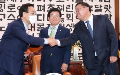 여야 원내대표, 이른 아침 만났지만…여전히 "법사위 양보 못해"