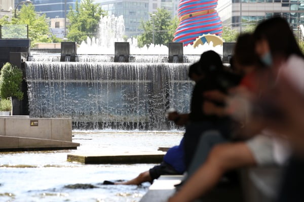 전국적으로 낮기온이 30도를 넘는 무더운 날씨를 보인 11일 오후 서울 청계천을 찾은 시민들이 더위를 식히고 있다./사진=뉴스1