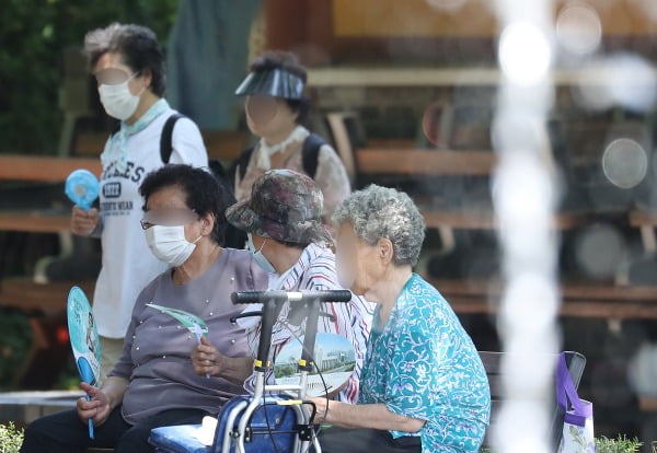 전국적으로 폭염이 기승을 부린 11일 오후 서울 용산구 효창공원에서 시민들이 그늘 아래서 부채질을 하고 있다./사진=뉴스1