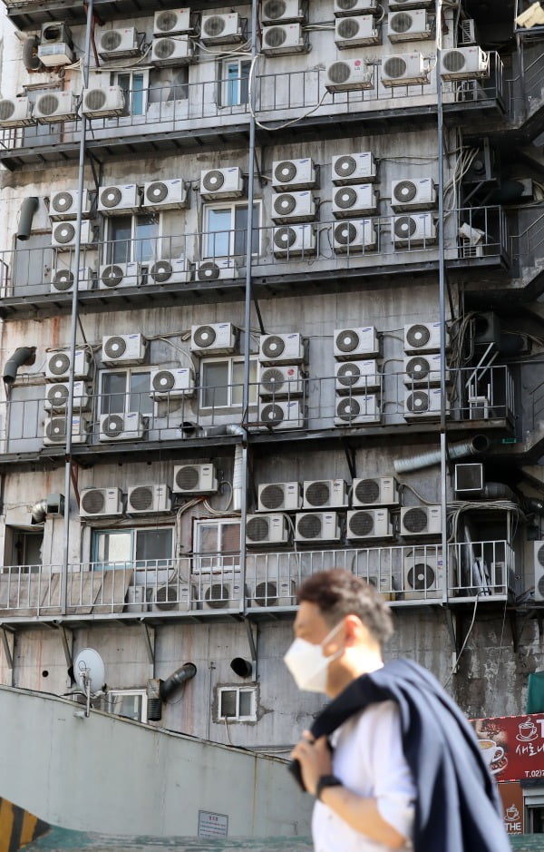 30도 안팎의 이른 무더위가 찾아온 11일 오후 서울 시내의 한 건물 외벽에 에어컨 실외기가 바쁘게 돌아가고 있다./사진=뉴스1