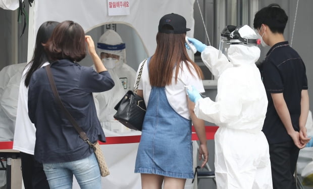 대전에서 신종 코로나바이러스 감염증(코로나19) 지역발생 신규 확진자가 추가로 발생한 가운데 17일 오전 대전 서구보건소 선별진료소에서 시민들이 검사를 받고 있다. 사진=뉴스1
