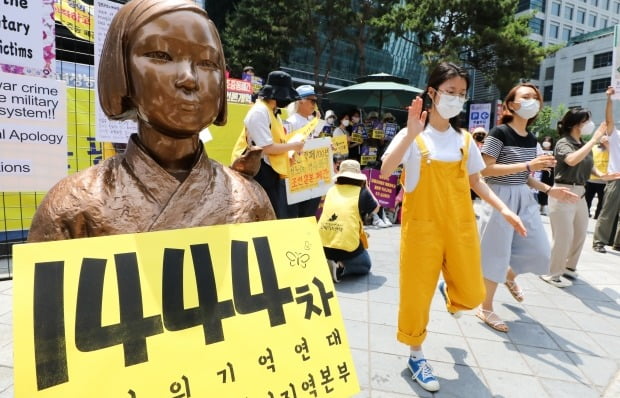 옛 주한일본대사관 앞에서 열려온 수요시위가 28년 만에 자리를 옮기게 됐다. 사진은 지난 17일 평화의 소녀상을 가운데 두고 열린 집회 모습. 사진=뉴스1