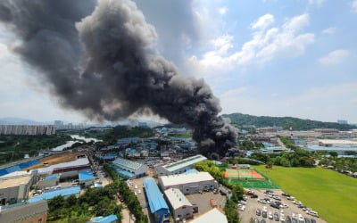 '전주 화재' 폐차장서 불…주차 차량 많아 진압에 애먹어