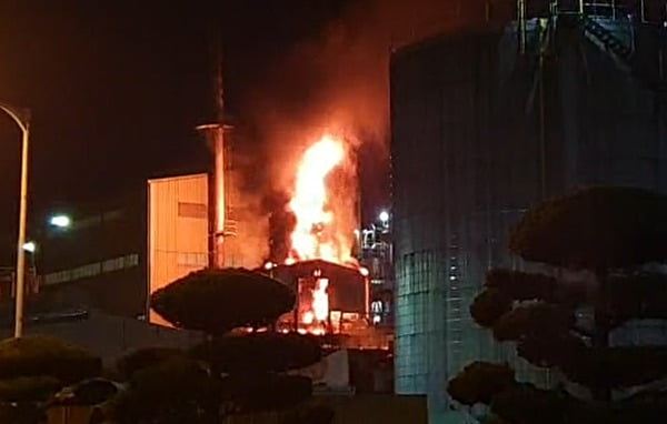 22일 오후 전남 여수시 적량동 여수국가산업단지 내 한 석유화학공장에 불이 나고 있다/사진=뉴스1