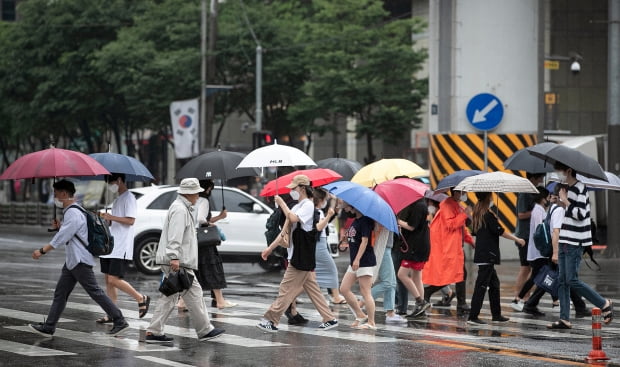 본격적인 여름 장마가 시작된 24일 오후 서울 광진구의 한 거리에서 시민들이 우산을 쓰고 발걸음을 옮기고 있다. 사진=뉴스1