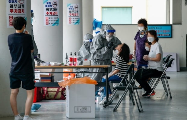 26일 서울 관악구 왕성교회에 마련된 신종 코로나바이러스 감염증(코로나19) 임시선별진료소에서 교인들이 코로나 검사를 받고 있다. 사진=뉴스1